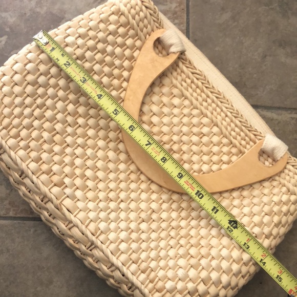 Vintage Rattan Bag with Needle Point Accent-Wood Handles-Zip Top-14x10x3 - Picture 12 of 17